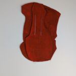 Assemblage rouge, 2026, découpage,collage, acrylique sur carton, 31x20 cm ©Charlotte Callens (https://www.charlotte-callens.fr)