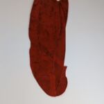 Assemblage rouge, 2026, découpage,collage, acrylique sur carton, 42x15 cm ©Charlotte Callens (https://www.charlotte-callens.fr)